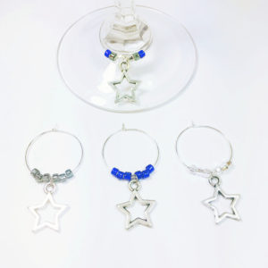 dallas cowboys gifts ideas include set of 4 silver star wine charms surrounded by team colors